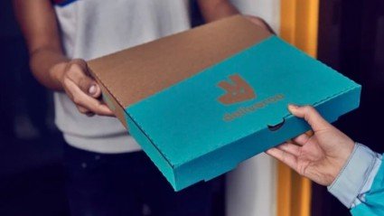 Maaltijdbezorger Deliveroo boekt winst door bezorgen van boodschappen